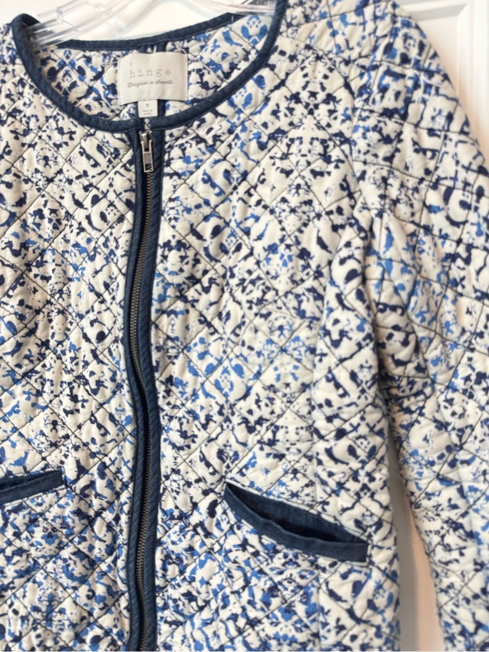 Hinge Quilted Jacket M Blue White Floral Print Zip Front Cropped Lightweight - Picture 3 of 6